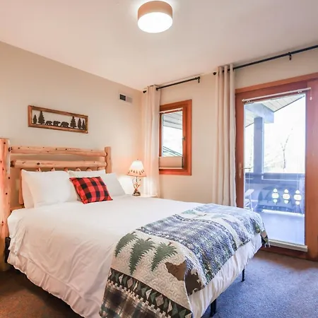 Outland Chalet & Suites Great Smoky Mountains Whittier Room photo