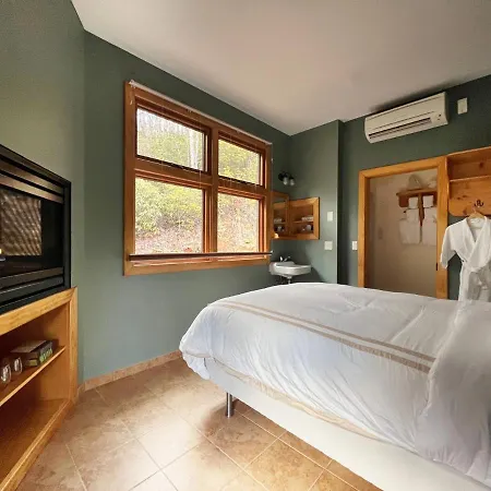 Outland Chalet & Suites Great Smoky Mountains Whittier Room photo