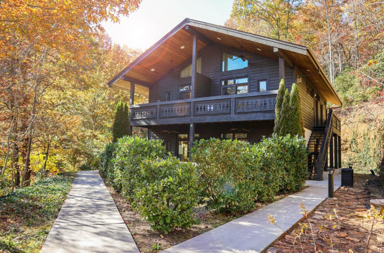 Outland & Great Smoky Mountains Hotel 3*