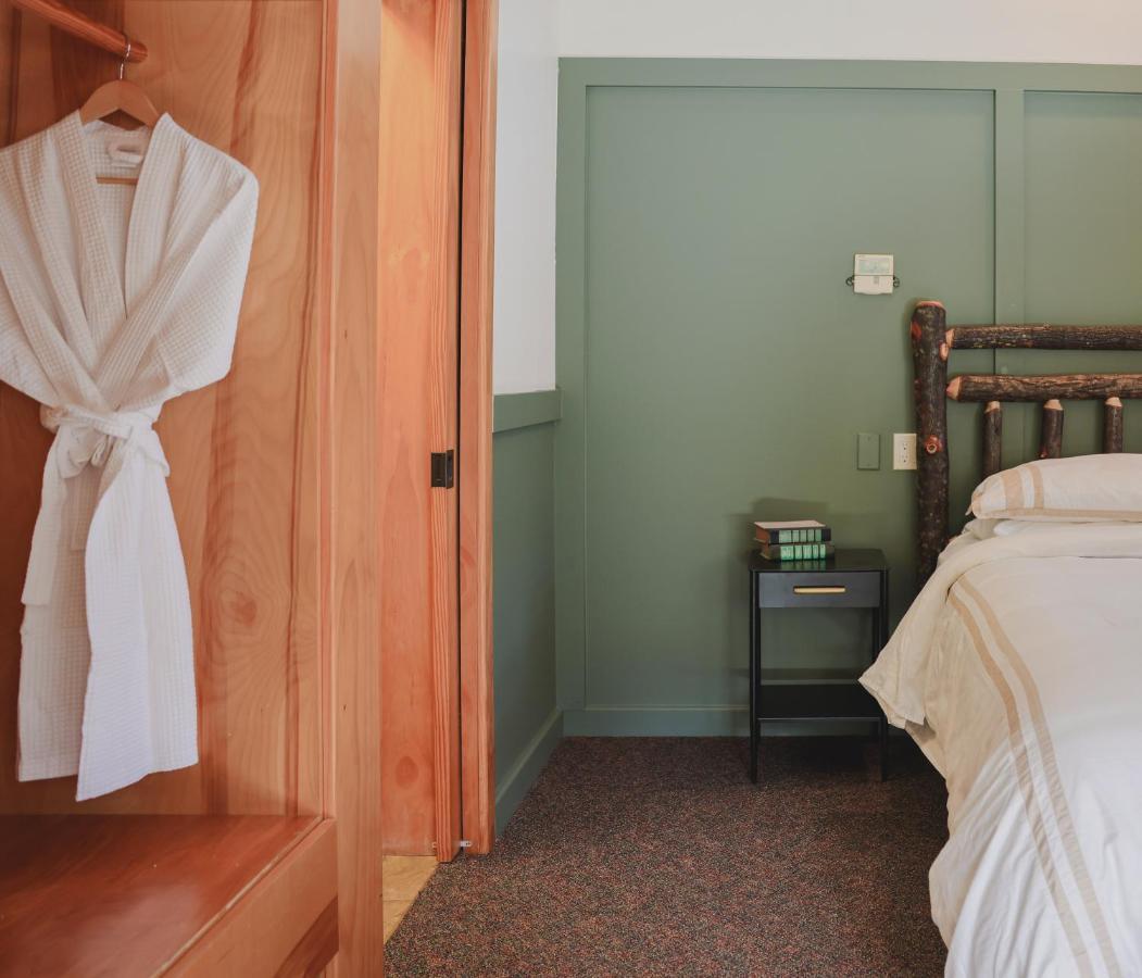 Outland & Great Smoky Mountains Hotel 3*