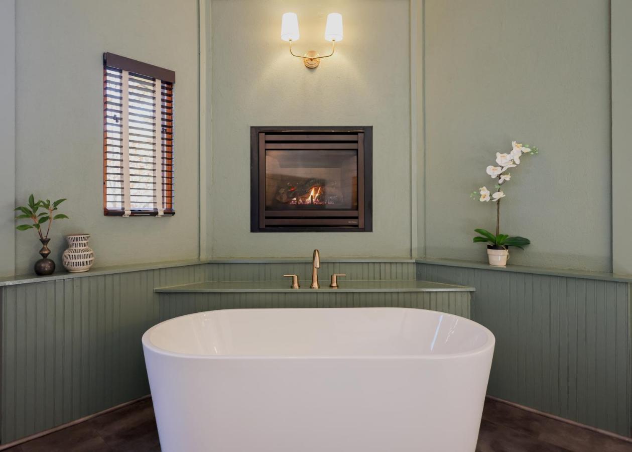 Hotel Outland & Great Smoky Mountains Whittier