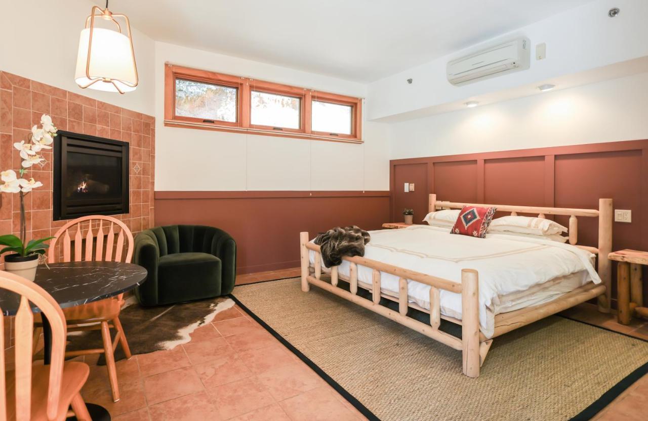 Hotel Outland & Great Smoky Mountains